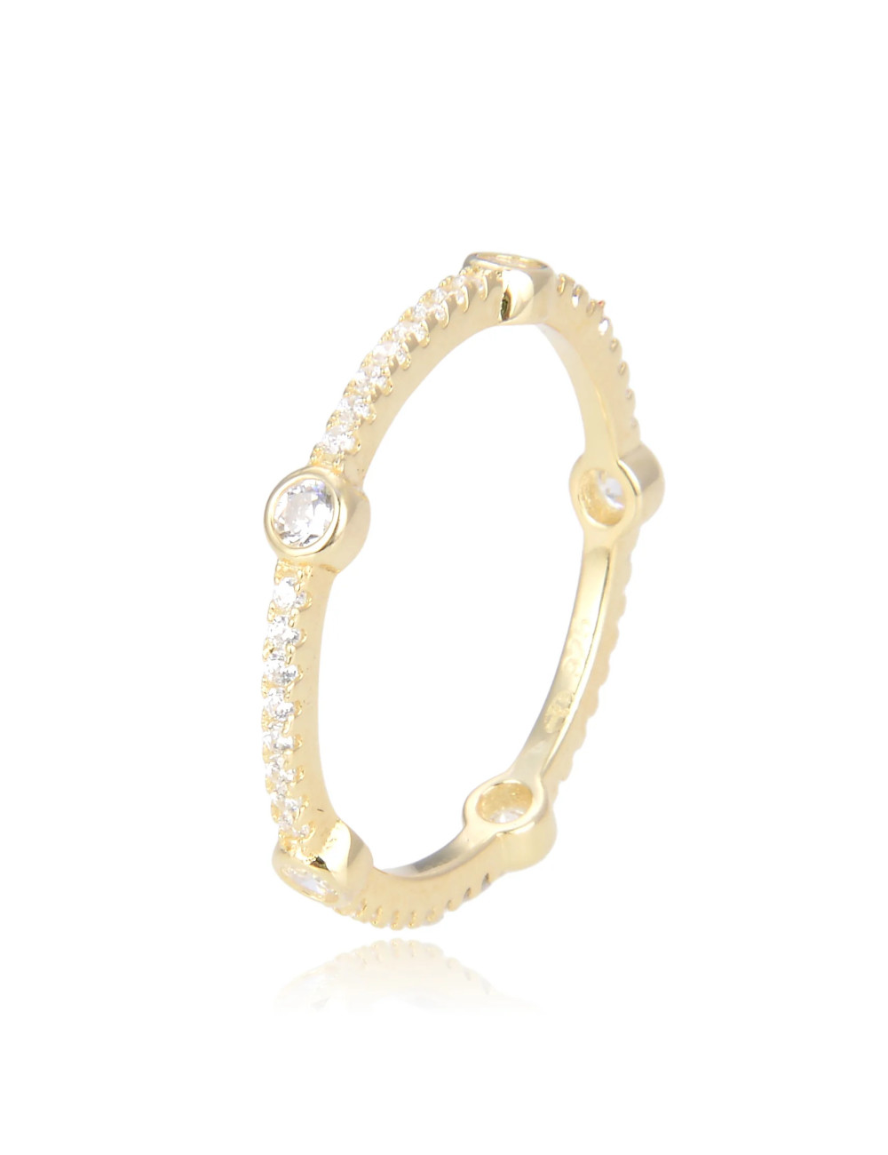 Bague sertie de diamants sur griffe et sertie clos