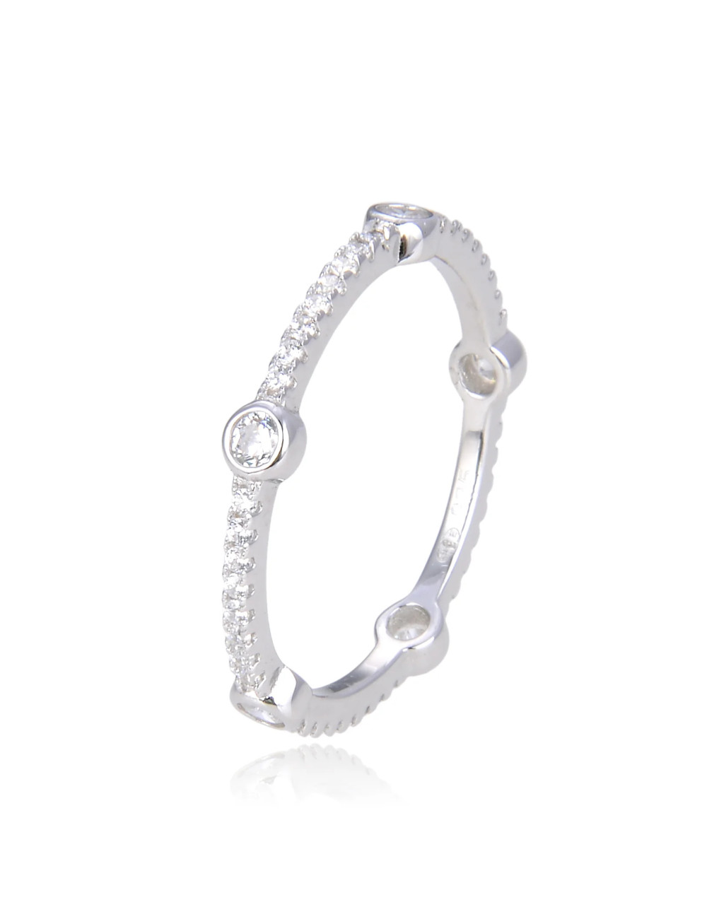 Bague sertie de diamants sur griffe et sertie clos